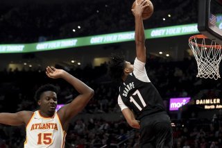 Clint Capela (à gauche) et les Hawks d'Atlanta ont subi une remontée à Portland. KEYSTONE/AP/Steve Dykes